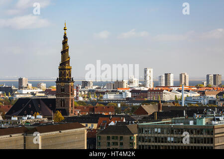 Blick über die Kirche unseres Erlösers in Kopenhagen auf der schwedischen Küste im Hintergrund. Stockfoto