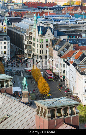 Kopenhagen - 23.Oktober: Blick über zentrale Kopenhagen Amagertorv und Equestrian Statue von Absalon auf Højbro Platz am 23. Oktober 2015 Stockfoto