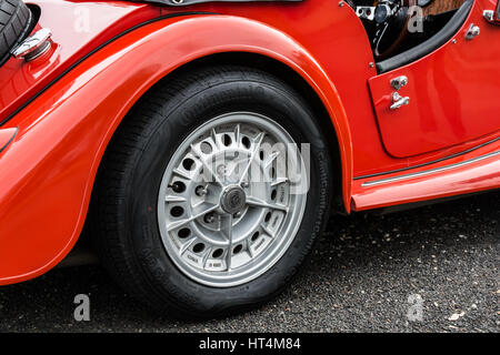 15 x 6,5 Zoll Leichtmetallrad auf einen Morgan Plus 8-Sportwagen. Stockfoto