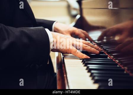 Klassisches Klavierspiel. Professioneller Musiker Pianist Hände auf Klaviertasten. Stockfoto