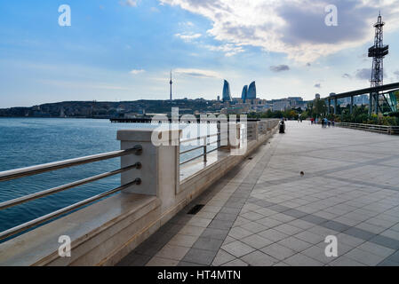 Baku, Aserbaidschan - 10. September 2016: Strandpromenade. Baku ist die größte Stadt am Kaspischen Meer und der Kaukasus-region Stockfoto