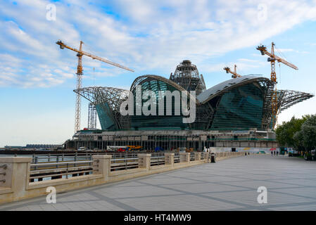 Baku, Aserbaidschan - 10. September 2016: Bau des Kaspischen Waterfront Mall auf der Strandpromenade Stockfoto