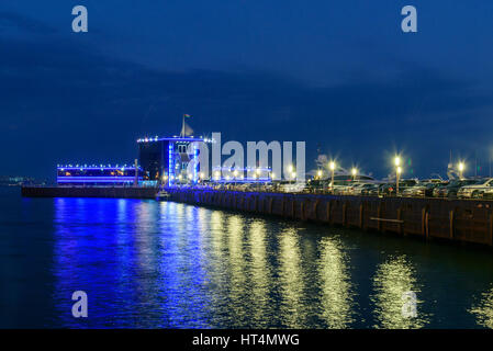 Baku, Aserbaidschan - 10. September 2016: Nachtansicht des Yacht Club im Kaspischen See an der Strandpromenade. Baku ist die größte Stadt am Kaspischen Meer und o Stockfoto