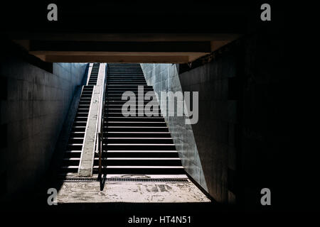 Treppen-Unterführungen in der Sonne, Dunkel-Kontrast Bild Stockfoto