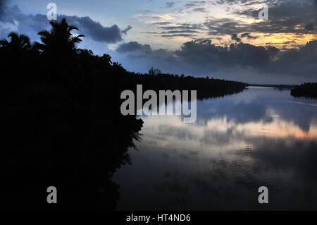 Abend schöne Reflexionen Kerala Backwaters Alleppey, Alappuzha Kerala, Indien (Photo Copyright © by Saji Maramon) Stockfoto