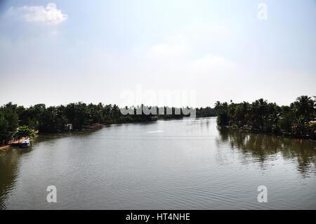 Kerala Backwaters - Panorama-Blick auf eine Lagune, Alleppey, Alappuzha District, Kerala, Indien (Photo Copyright © by Saji Maramon) Stockfoto