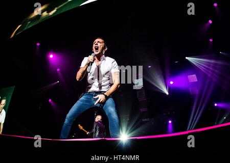 Assago, Italien. 6. März 2016. Kekko Silvestre der italienische pop-Rock-Band Modˆ im Bild auf der Bühne, während sie im Mediolanum Forum in Mailand Assago Credit durchführen: Roberto Finizio/Pacific Press/Alamy Live News Stockfoto