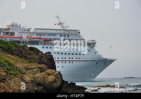 AMBER COVE Dominikanische Republik 9. Februar 2016: Carnival Ecstasy Cruise Schiff Hafen verlassen Stockfoto