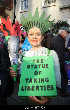 LONDON, UK - 21 Januar: Eine Frau gekleidet wie die Statue der Freiheit posiert für Fotos vor der Frauen März in London als Teil einer internationalen Kampagne am ersten vollen Tag von Donald Trump Präsidentschaft am 21. Januar 2017. Die London März gehört zu fast 700 Schwester Märsche in über sechzig Ländern stattfinden, Organisatoren wollen Frauenrechte Punkte, hervorheben, die sie wahrnehmen, um von der neuen US-Regierung bedroht werden. © David Mbiyu/Alamy Live-Nachrichten Stockfoto