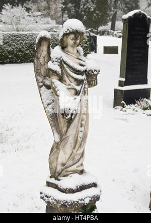 Grabdenkmäler in einem norwegischen Friedhof in der Hauptstadt Oslo, malerischen, friedlichen und ruhigen Engel an einem verschneiten Wintertag Stockfoto