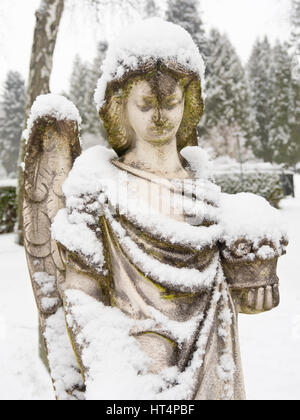 Grabdenkmäler in einem norwegischen Friedhof in der Hauptstadt Oslo, malerischen, friedlichen und ruhigen Engel an einem verschneiten Wintertag Stockfoto