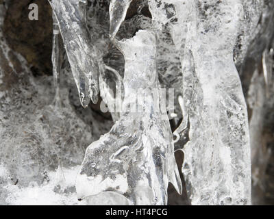 Eis und Eiszapfen auf einer Klippe, hergestellt aus Schmelzwasser sickerte nach unten, eine Nahaufnahme der Eindruck des Winters in Oslo Norwegen Stockfoto