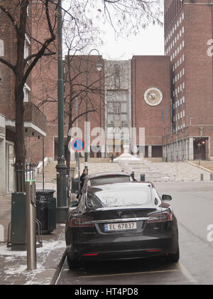 Fridtjof Nansens Plass Platz durch das Rathaus von Oslo hat öffentliche Parkplätze, die jetzt durch die Gemeinderäte Auto kostenlos Umweltpolitik bedroht Stockfoto