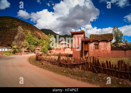 Traditioneller tibetischer Hause in einem der kleinen tibetischen Dörfer, Ost-Tibet Stockfoto