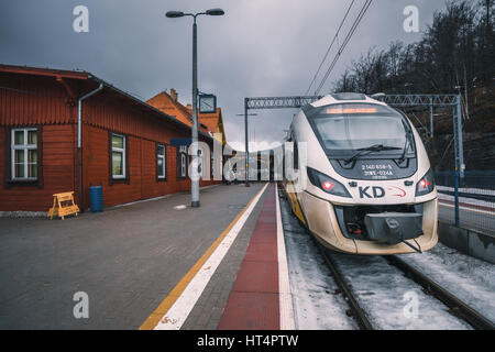 Szklarska Poreba, Polen - Februar 2017: Bereit, Lokalbahn betriebene Koleje Dolnoslaskie Unternehmen auf einer Plattform stehend zu fahren Stockfoto