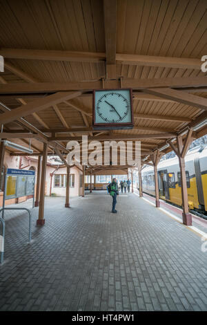 Szklarska Poreba, Polen - Februar 2017: Bereit, Lokalbahn betriebene Koleje Dolnoslaskie Unternehmen stehen auf einer Plattform auf dem Zug fahren Stockfoto