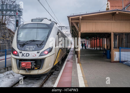 Szklarska Poreba, Polen - Februar 2017: Bereit, Lokalbahn betriebene Koleje Dolnoslaskie Unternehmen stehen auf einer Plattform auf dem Zug fahren Stockfoto