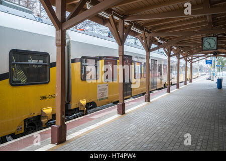 Szklarska Poreba, Polen - Februar 2017: Bereit, Lokalbahn stehen auf einer Plattform auf dem Bahnhof in Szklarska Poreba, Polen zu verlassen Stockfoto