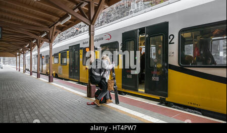 Szklarska Poreba, Polen - Februar 2017: Frau mit ihren Skiern einsteigen in lokalen stehen abfahrbereit auf einer Plattform auf dem Bahnhof in Szklars Stockfoto