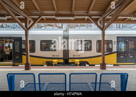 Szklarska Poreba, Polen - Februar 2017: Bereit, Lokalbahn betriebene Koleje Dolnoslaskie Unternehmen stehen auf einer Plattform auf dem Zug fahren Stockfoto