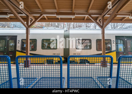 Szklarska Poreba, Polen - Februar 2017: Bereit, Lokalbahn betriebene Koleje Dolnoslaskie Unternehmen stehen auf einer Plattform auf dem Zug fahren Stockfoto