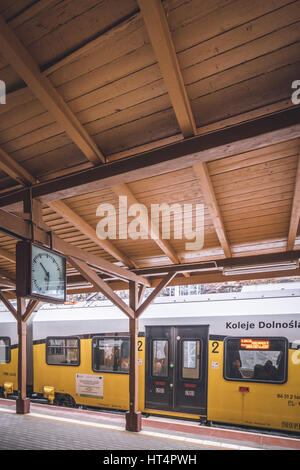 Szklarska Poreba, Polen - Februar 2017: Bereit, Lokalbahn betriebene Koleje Dolnoslaskie Unternehmen stehen auf einer Plattform auf dem Zug fahren Stockfoto