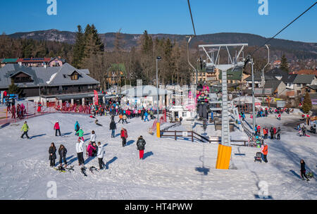 Szklarska Poreba, Polen - Februar 2017: Touristen und Skifahrer, die Schlange, um die Szrenica Berg Sessellift in Szklarska Poreba zurückgreifen, während alle Stockfoto