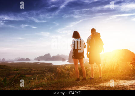 Zwei Wanderer Rucksacktouristen Sonnenuntergang Sonnenaufgang Stockfoto