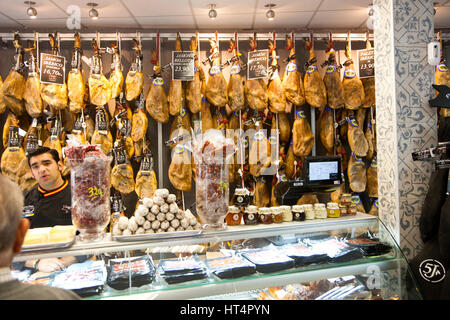 Anzeige der Schinken in einem Fachgeschäft in Bario Macarena, Sevilla, Spanien Stockfoto
