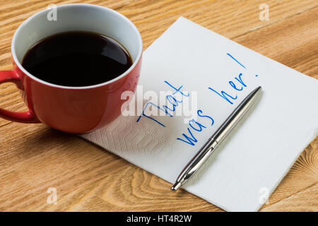 Kaffee Tasse Kugelschreiber und Serviette mit Worten auf hölzernen Tisch Stockfoto