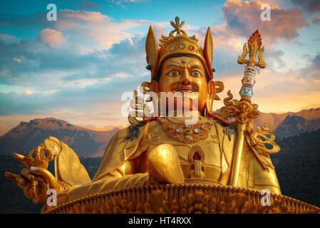 Gold-Guru Rinpoche-Statue steht in Kathmandu. Nepal Stockfoto