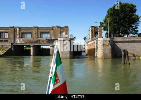 Padua, Italien. Die Sperre des Scaricatore-Kanals. Der Kanal wurde im Jahre 1830 erbaut und designed by Vittorio Fossombroni und Pietro Paleocapa. Es wurde verwendet, um zu verhindern, dass das Hochwasser des Flusses Bacchiglione in der Stadt. Stockfoto