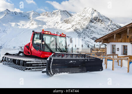 Ein Schneepflug vor einem Bergrestaurant in Obergurgl in Österreich geparkt. Stockfoto