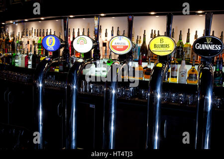 Bier tippt in einer Bar in England Stockfoto