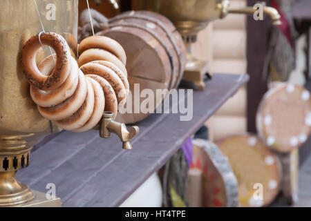 Samowar mit Bagels, die es in klaren Tag hängen Stockfoto