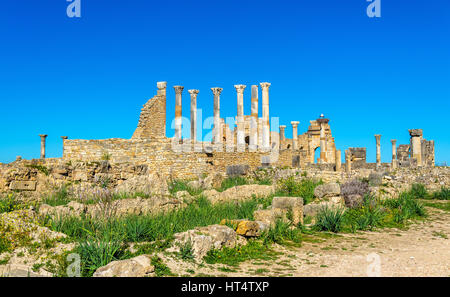 Der kapitolinischen Tempel und die romanische Basilika in Volubilis, Marokko Stockfoto