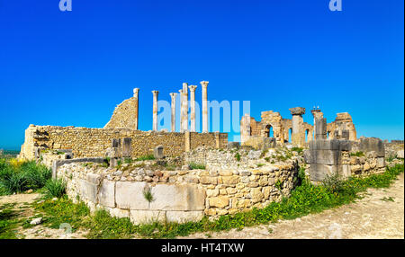 Der kapitolinischen Tempel und die romanische Basilika in Volubilis, Marokko Stockfoto