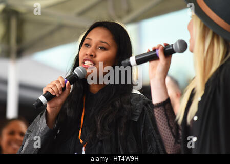 VV Brown und Natasha Bedingfield bei March4 Frauen am internationalen Tag der Frauen, organisiert von CARE International und The Scoop, Rathaus, London Stockfoto