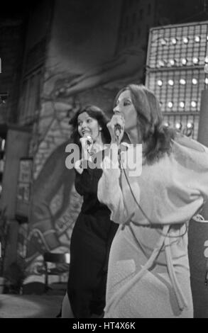 Das Spanische Gesangsduo "Baccara" Bei Einem Auftritt in Hamburg, Deutschland 1970er Jahre. Spanierin Duo "Baccara" erklingt in Hamburg, Deutschland der 1970er Jahre. Stockfoto