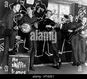 Sterben Sie Skiffleband "Skiffle Tramps" in Hamburg, Deutschland 1960er Jahre. Die Skiffle-Band "The Skiffle Tramps" erklingt in Hamburg, Deutschland der 1960er Jahre. Stockfoto