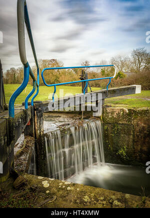 Wasser fließt durch die Schleuse System und Wasserfall am Beeleigh, nr Maldon, Essex Stockfoto