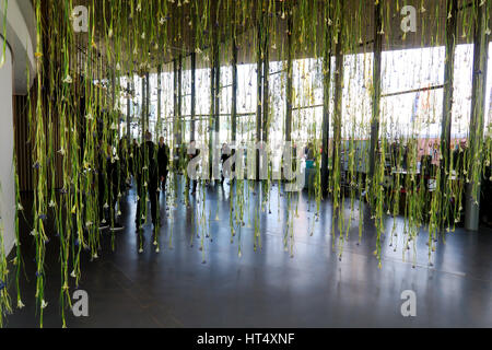 Installation von Rebecca Louise Law bestehend aus 10.000 Iris an der Decke bei North Greenwich Stockfoto