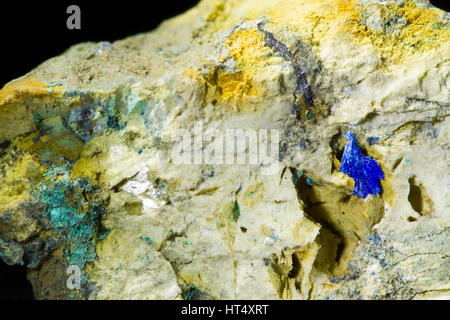 Malachit (Kupfer-Carbonat) und Linarite (Blei Kupfer Sulfat Hydroxid) Kristalle. Der Eaglebrook Mine, Ceredigion, Wales. Stockfoto