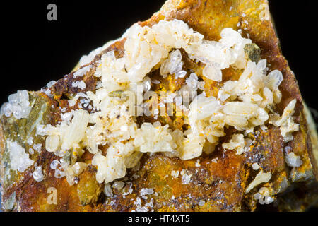 Cerrusite (Lead Carbonat oder Bleiweiß Erz) Kristalle auf eine Rock-Probe. Aus dem Bergwerk Rhyd Fach. Ceredigion, Wales. Stockfoto