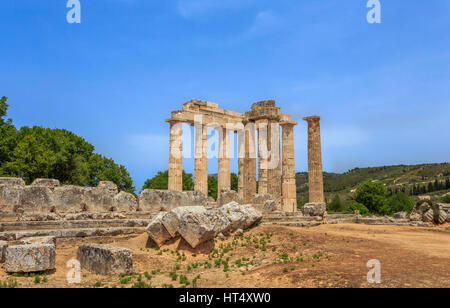 Ruinen des Zeus-Tempels im antiken Nemea, Corinthia Stockfoto