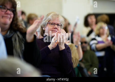 Community-Mitglieder hören als ein gewählter Vertreter reagiert auf Fragen aus dem Publikum am 26. Februar 2017 Rathaus in Pennsylvania, USA. Stockfoto