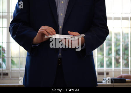 Community-Mitglieder hören als ein gewählter Vertreter reagiert auf Fragen aus dem Publikum am 26. Februar 2017 Rathaus in Pennsylvania, USA. Stockfoto