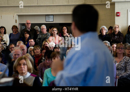 Community-Mitglieder hören als ein gewählter Vertreter reagiert auf Fragen aus dem Publikum am 26. Februar 2017 Rathaus in Pennsylvania, USA. Stockfoto