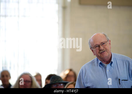 Community-Mitglieder hören als ein gewählter Vertreter reagiert auf Fragen aus dem Publikum am 26. Februar 2017 Rathaus in Pennsylvania, USA. Stockfoto