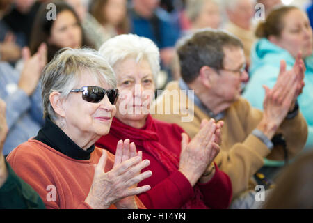 Community-Mitglieder hören als ein gewählter Vertreter reagiert auf Fragen aus dem Publikum am 26. Februar 2017 Rathaus in Pennsylvania, USA. Stockfoto